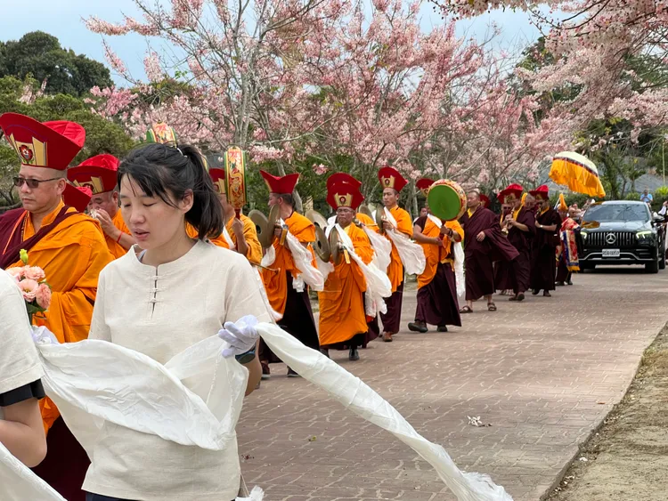 場面特別。洛本天津仁波切提供