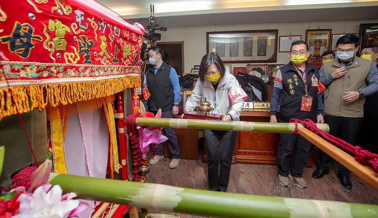 總統蔡英文今年2月到白沙屯拱天宮參拜。翻攝總統府網站