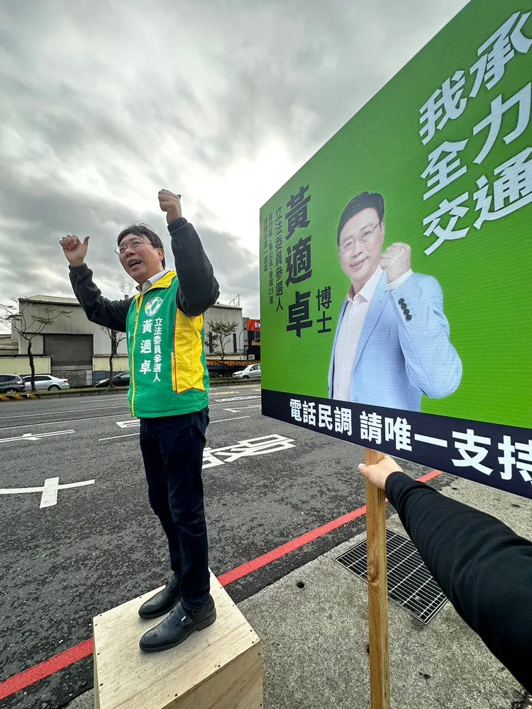 黃適卓勤拜票。黃適卓提供