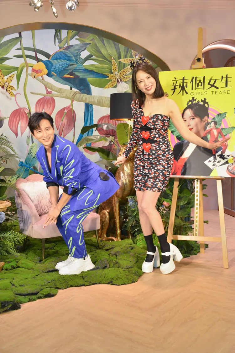 天心（右）鞭打小煜屁股。三立提供