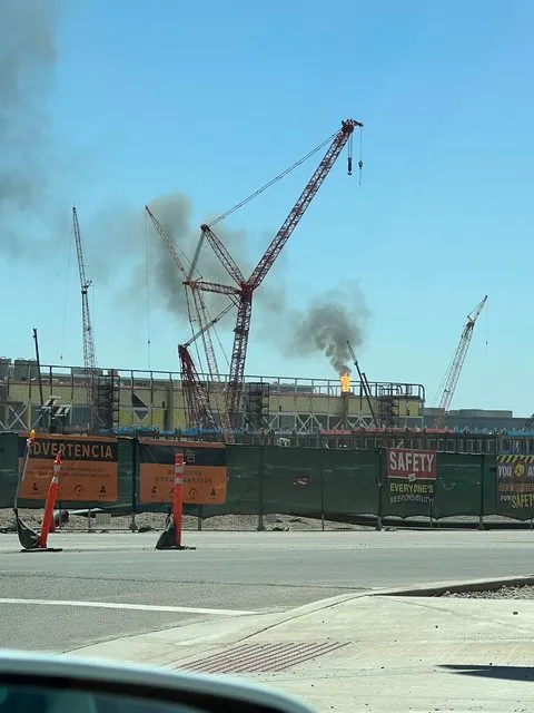 網友流出台積電美國亞利桑那州廠房失火照片。翻攝自論壇PTT