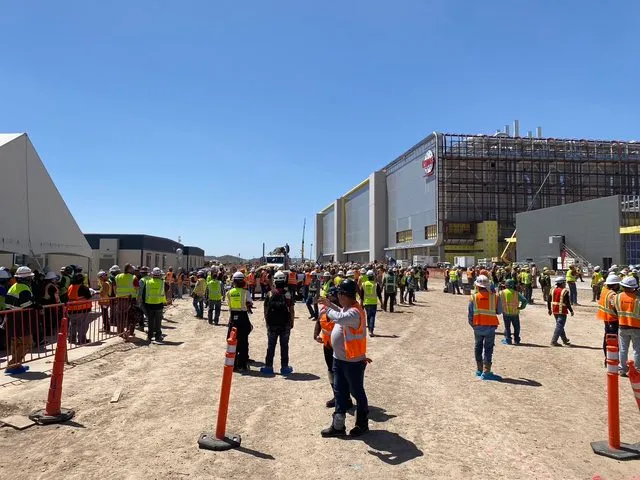 現場工人疏散。翻攝自論壇PTT