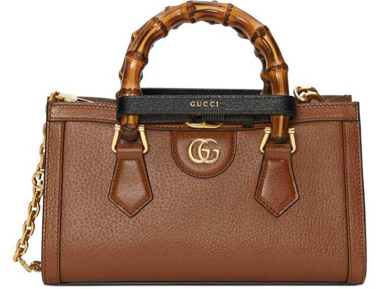 Diana咖啡色皮革鍊帶提包，11萬5200元。品牌提供