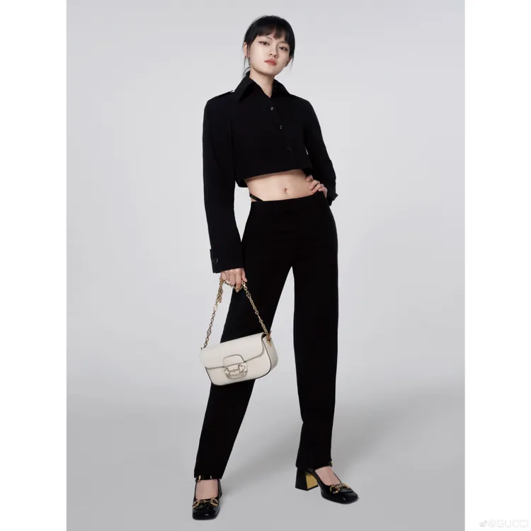 女星文淇也率性示範了GUCCI的Horsebit 1955系列新包。翻攝GUCCI微博