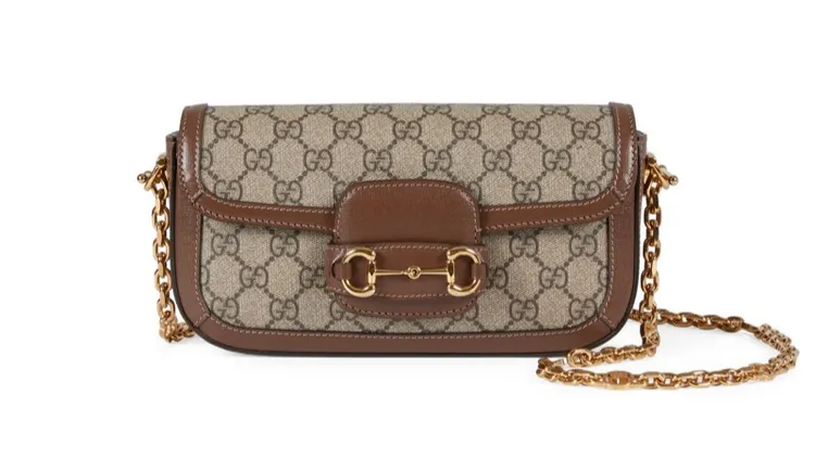 Horsebit 1955系列咖啡色帆布鍊帶肩背包，8萬6300元。品牌提供