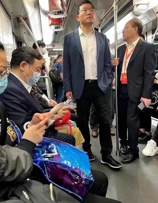 身家6000億董座搭地鐵參加車展 原因是怕塞車