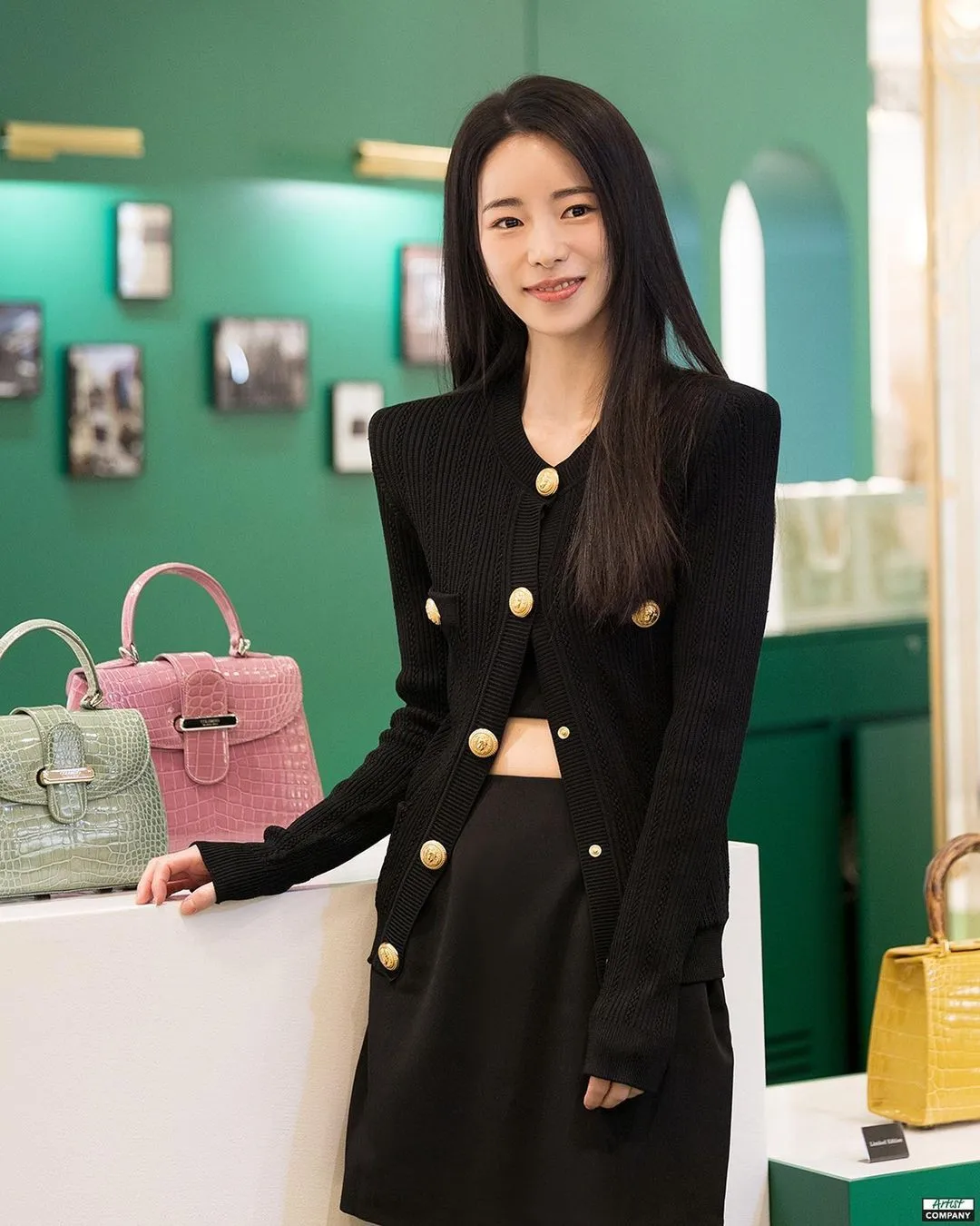 林知衍搭穿BALMAIN金釦針織衫勾勒出先係身形。翻攝limjjy2 IG