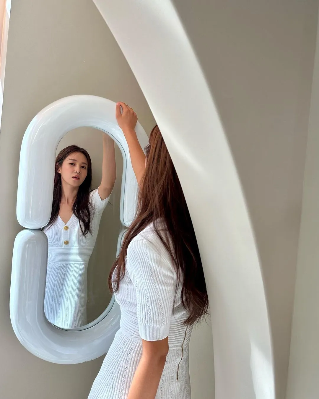 韓團少女時代成員俞利穿著BALMAIN經典金釦白色針織連身洋裝,簡約貼合的剪裁線條勾勒出她窈窕身形曲線。翻攝yulyulk IG