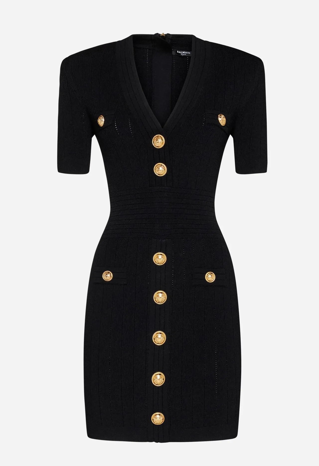 經典金釦V領針織短袖短洋裝,7萬700元。品牌提供