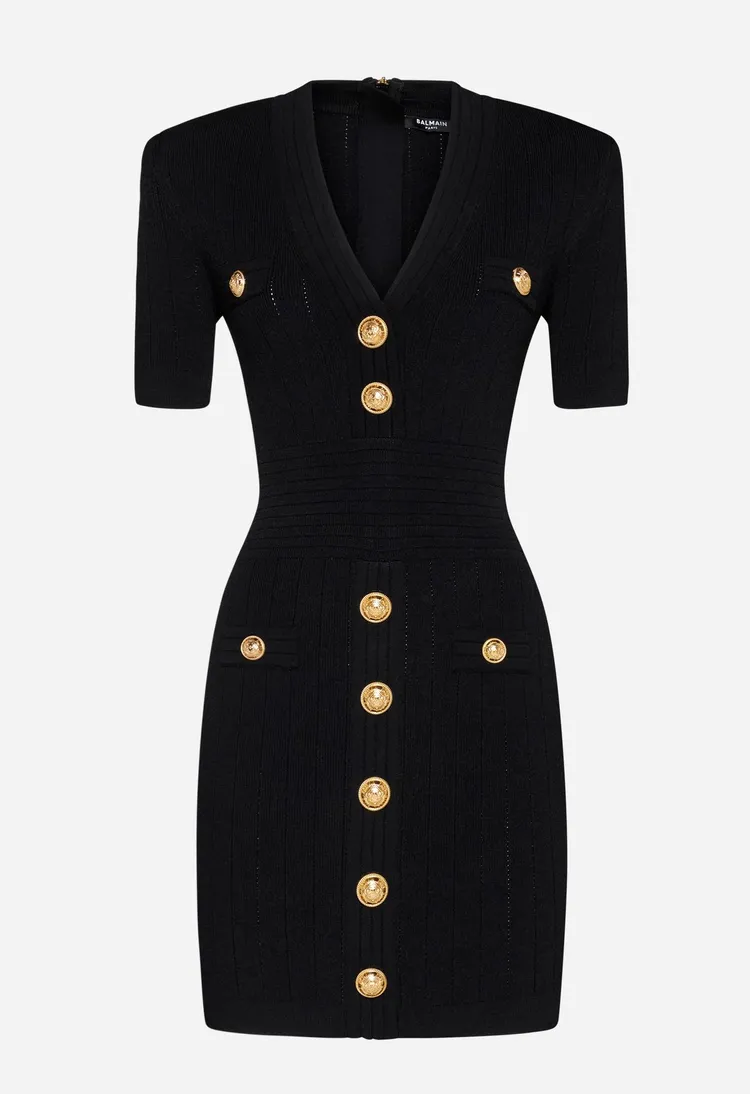 經典金釦V領針織短袖短洋裝，7萬700元。品牌提供