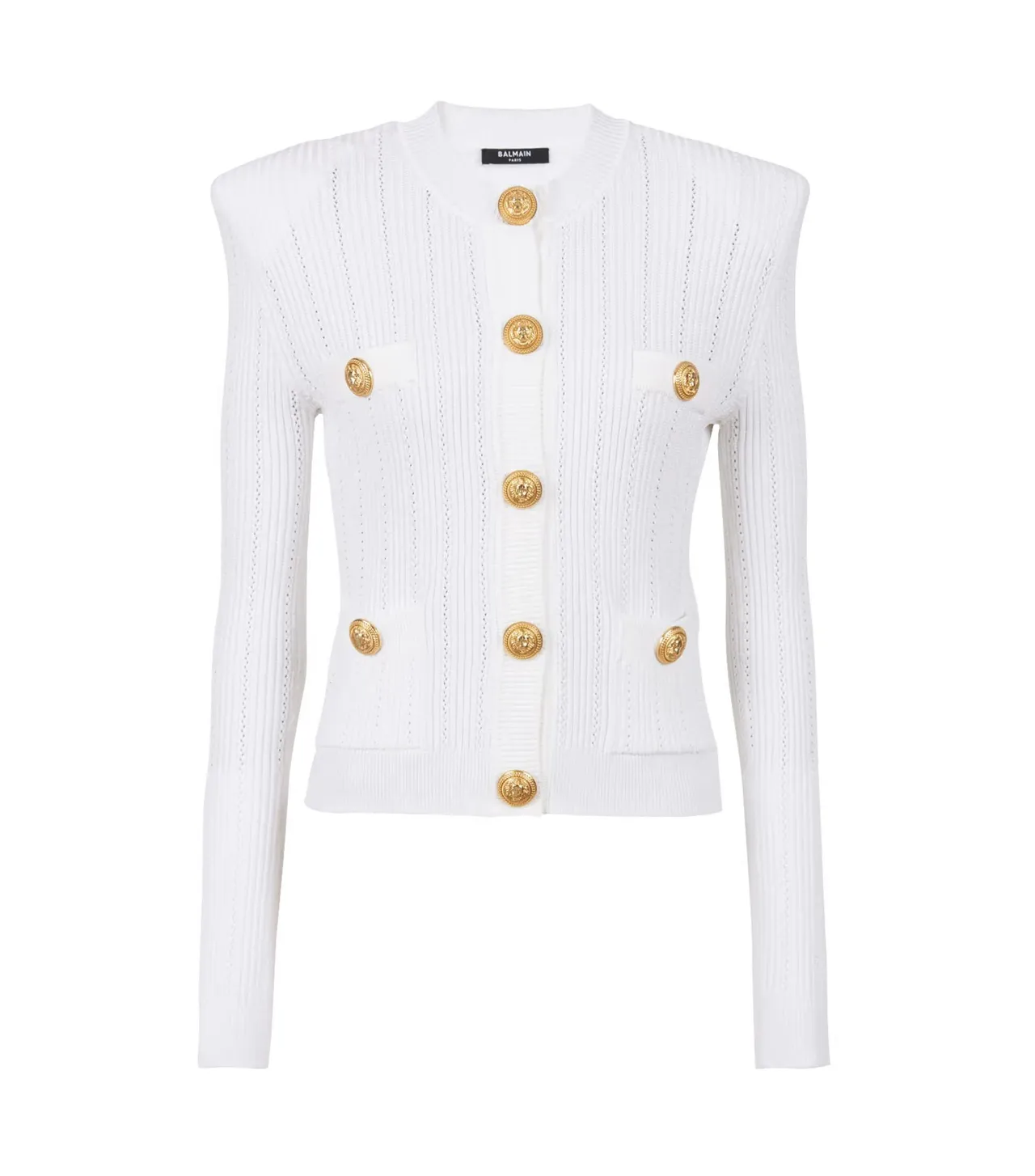 經典金釦圓領針織長袖開襟衫,6萬2300元。品牌提供