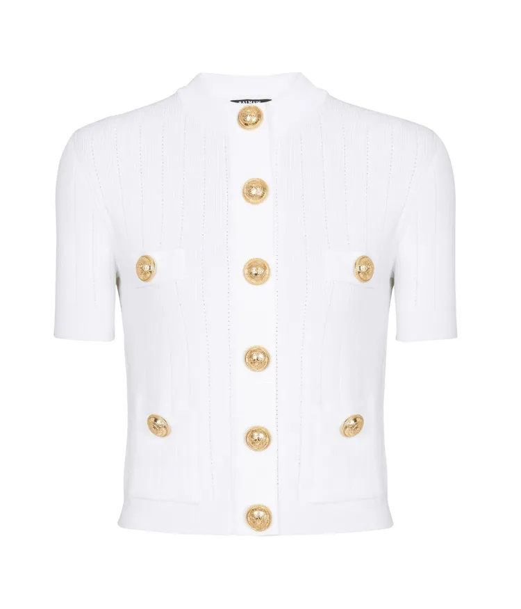 經典金釦針織短版短袖開衫，5萬3900元。品牌提供