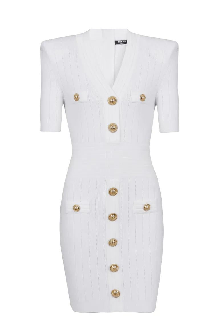 經典金釦V領針織短袖短洋裝，7萬700元。品牌提供