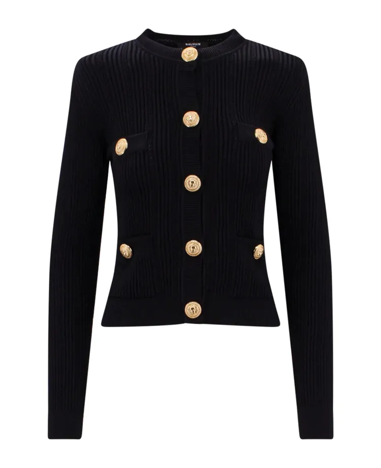 BALMAIN經典金釦圓領針織長袖開襟衫，6萬2300元。品牌提供