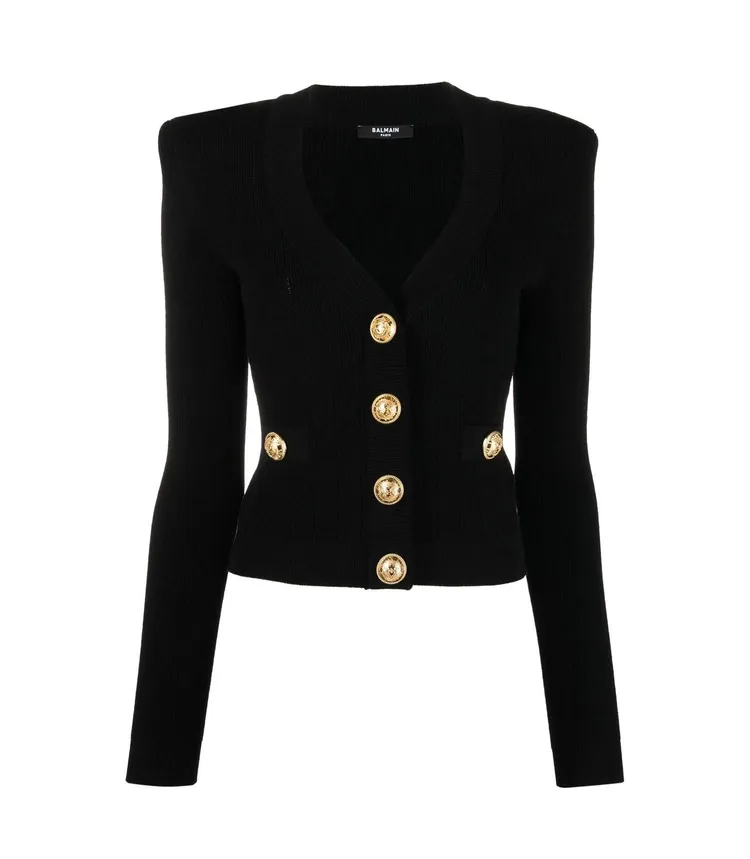 經典金釦 V 領針織長袖開襟衫，5萬8100元。品牌提供