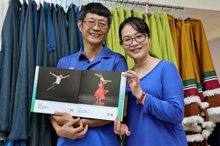 陳建廷（左）、王蕾茜拿著兒子陳冠叡的表演照片，接受《壹蘋新聞網》專訪。施昂強攝