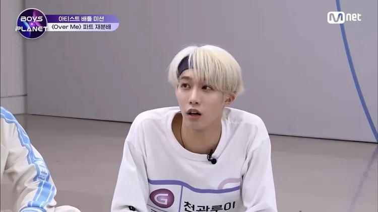 陳冠叡節目上戴著紅線，陳建廷透露是家人為他求的平安符。翻攝Mnet