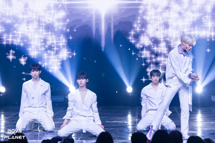 陳冠叡（右）表演《Butterfly》時翩翩起舞，優美舞姿讓評審老師也讚嘆「真的像隻蝴蝶」。翻攝Mnet