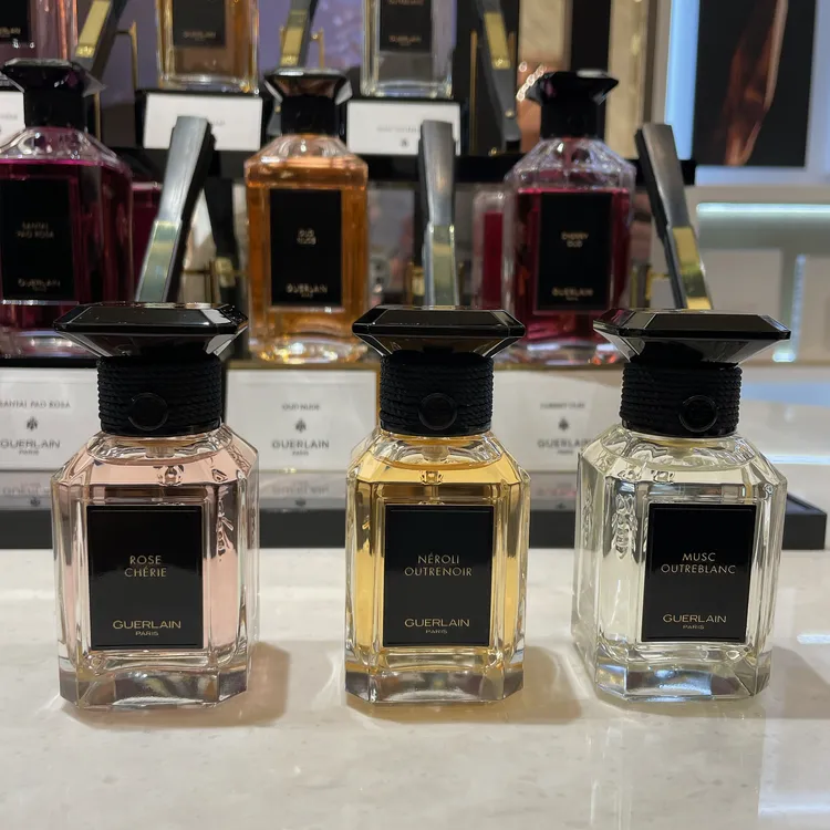 嬌蘭SOGO復興館藝術沙龍香氛藝廊期間限定精品店中，販售有過去僅在線上旗艦店才有的藝術沙龍高訂香氛50ml。張家玲攝