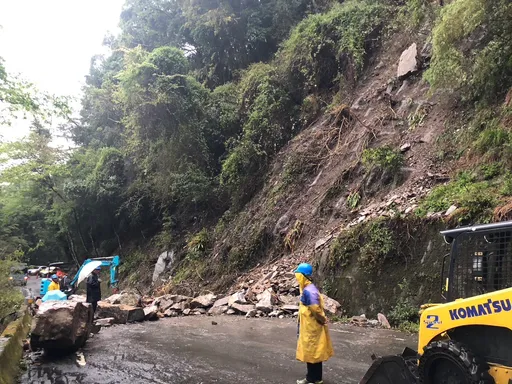 雨彈釀災!台中和平今午落石阻通行 10多人滯留山區待援
