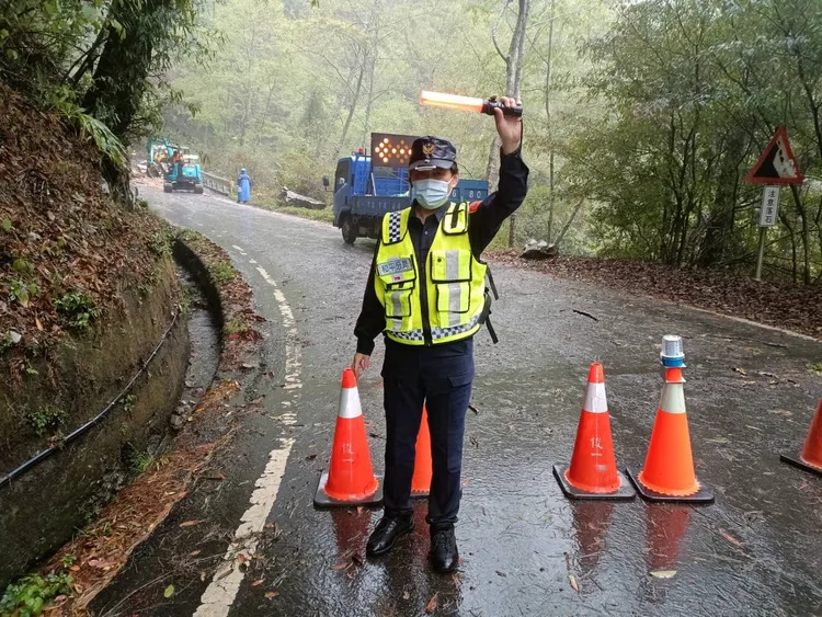 警方在坍塌處前擺放三角錐，管制交通。警方提供