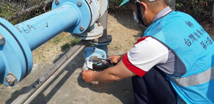 經發局派員鉛封未節水10%的用水大戶。經發局提供