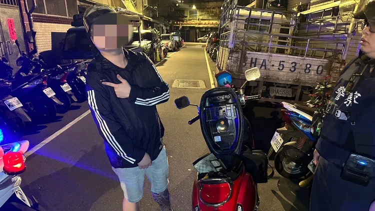警方將蔡男攔下盤查。板橋警分局提供