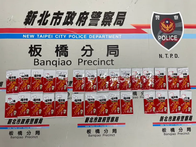 板橋警方查獲29包毒咖啡包。板橋警分局提供