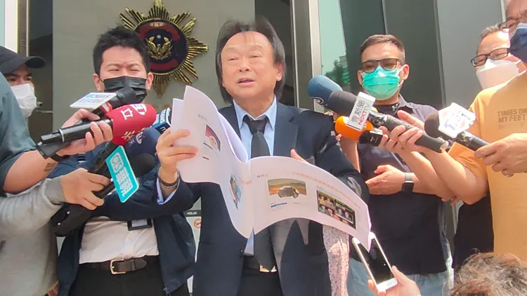 王世堅為網路抹黑報警抓鬼。黃子騰攝