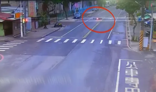 樹林連2起機車自摔!1死1重傷 男騎士「無人車」路中倒地畫面曝