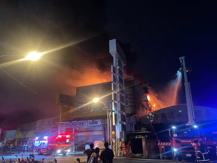 屏東大豐路上一家汽車百貨今凌晨發生大火。讀者提供