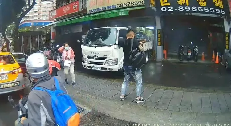 劉姓少年光天化日下持衝鋒槍掃射。翻攝畫面