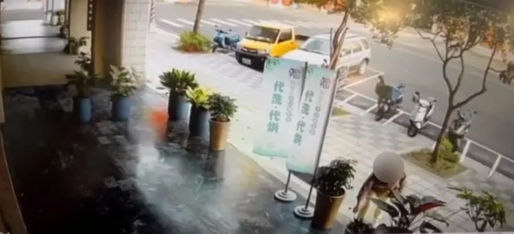 婦人看到盆栽就順手帶走。翻攝畫面