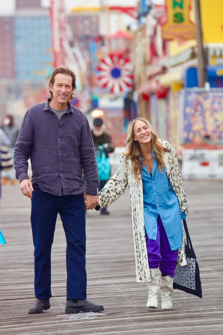 莎拉潔西卡（右）與約翰科貝特分飾凱莉、艾登拍攝《慾望城市：華麗下半場》讓粉絲相當期待。達志