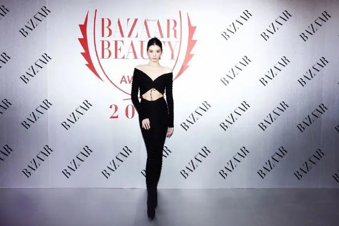 超模出身的奚夢瑤也兼顧時尚圈的影響力。