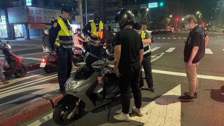 警方與環保局人員執行稽查。樹林警分局提供