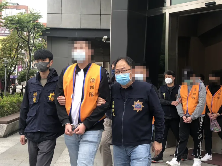 吳男等人遭警方送辦。翻攝畫面