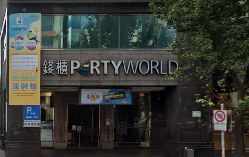 錢櫃女服務生誤把酒精瓶當額溫槍！里長雙眼被噴哀哀叫　怒求償500萬