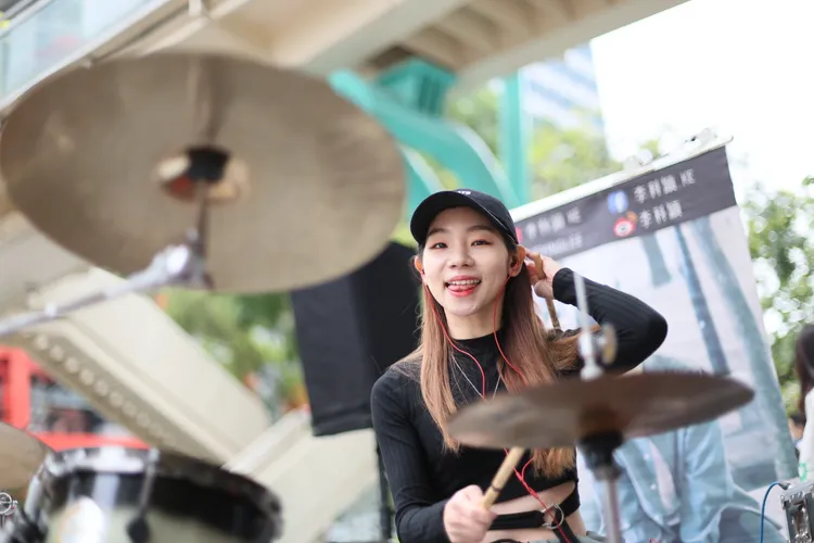 李侑真打起鼓來，很快就炒熱現場氣氛。鄭孟晃攝