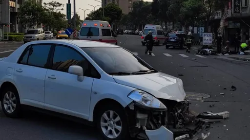 左轉未禮讓直行車!新北女撞翻對向車 害滾翻1圈半波及騎士