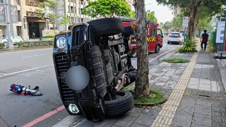 翁男駕駛的轎車翻滾一圈半後側翻。新北市消防局提供