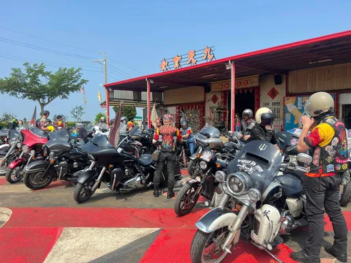 大甲媽遶境｜警方列隊三鞠躬喊「我愛祢」　百輛哈雷重機迎鑾轎