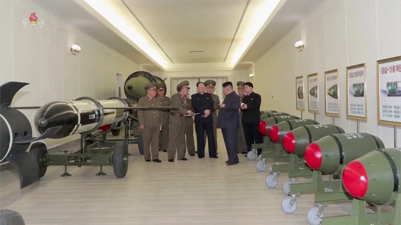 北韓領導人金正恩日前視察北韓的核彈頭。資料照片