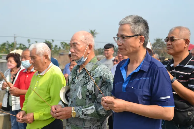 （吳）陳家族，由會長陳金地（右）及91歲耆老（中間）帶領祭拜。周克任提供