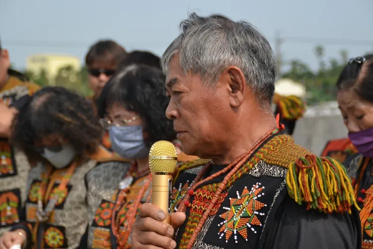 丹林宗長（頭目）tjanubak.rairai加努巴克.萊睞帶領丹林部落三大家族祭拜。周克任提供