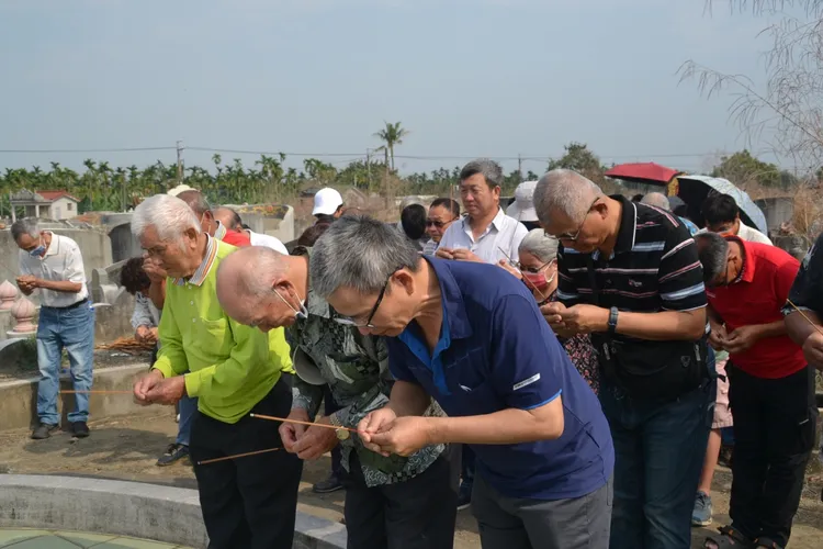 丹林（陳阿修）部落的年輕祭司扎瑪克，進行傳統祭儀。周克任提供