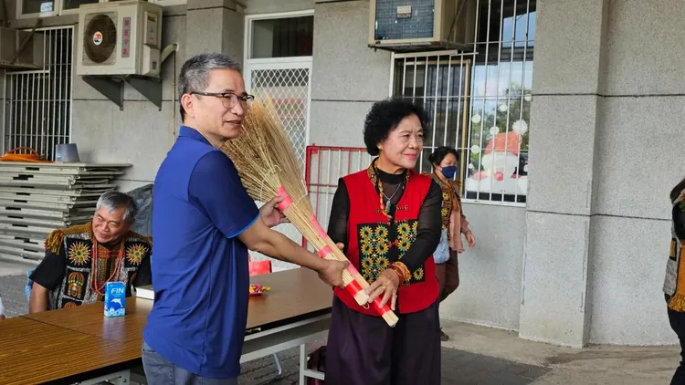 Rairai家族贈送自製的蒲葵樹掃帚等的特產給佳佐姻親。周克任提供