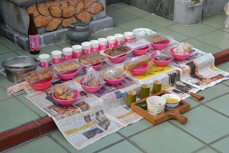（吳）陳家族供品在前二排，後頭置於木盒中為萊睞家族準備供品。周克任提供