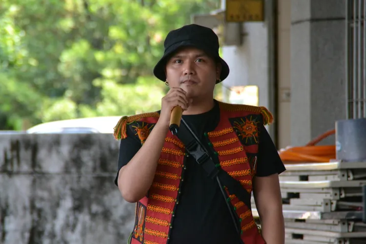 祭司扎瑪克，敘述三年前在夢境中看到認親大會，並預言有漢人（周克任）會來部落談。周克任提供