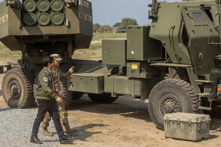 美軍指揮官為菲律賓總統小馬可仕（左）介紹 海馬士（HIMARS）火箭系統。路透社